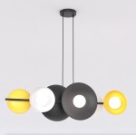 Lampa wisząca Volum w kolorze czarnym z sześcioma kulistymi kloszami w kolorach żółtym, białym i czarnym, zawieszona na dwóch kablach. Kształt kloszy różni się, a środek jednego z nich jest otwarty, co podkreśla nowoczesny design.