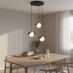 Lampa wisząca Ritual 3xG9 w kolorze czarnym, z trzema okrągłymi kloszami zawieszonymi na cienkich linkach. Klosze mają asymetryczne kształty i emitują ciepłe światło, zawieszone na okrągłym mocowaniu.