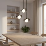 Lampa wisząca Ritual 3xG9 w kolorze czarnym z trzema okrągłymi źródłami światła. Ujęcie frontalne, zawieszona nad drewnianym stołem w nowoczesnym wnętrzu, z regałem w tle. Elementy dekoracyjne w postaci roślinności i porcelany na półkach.
