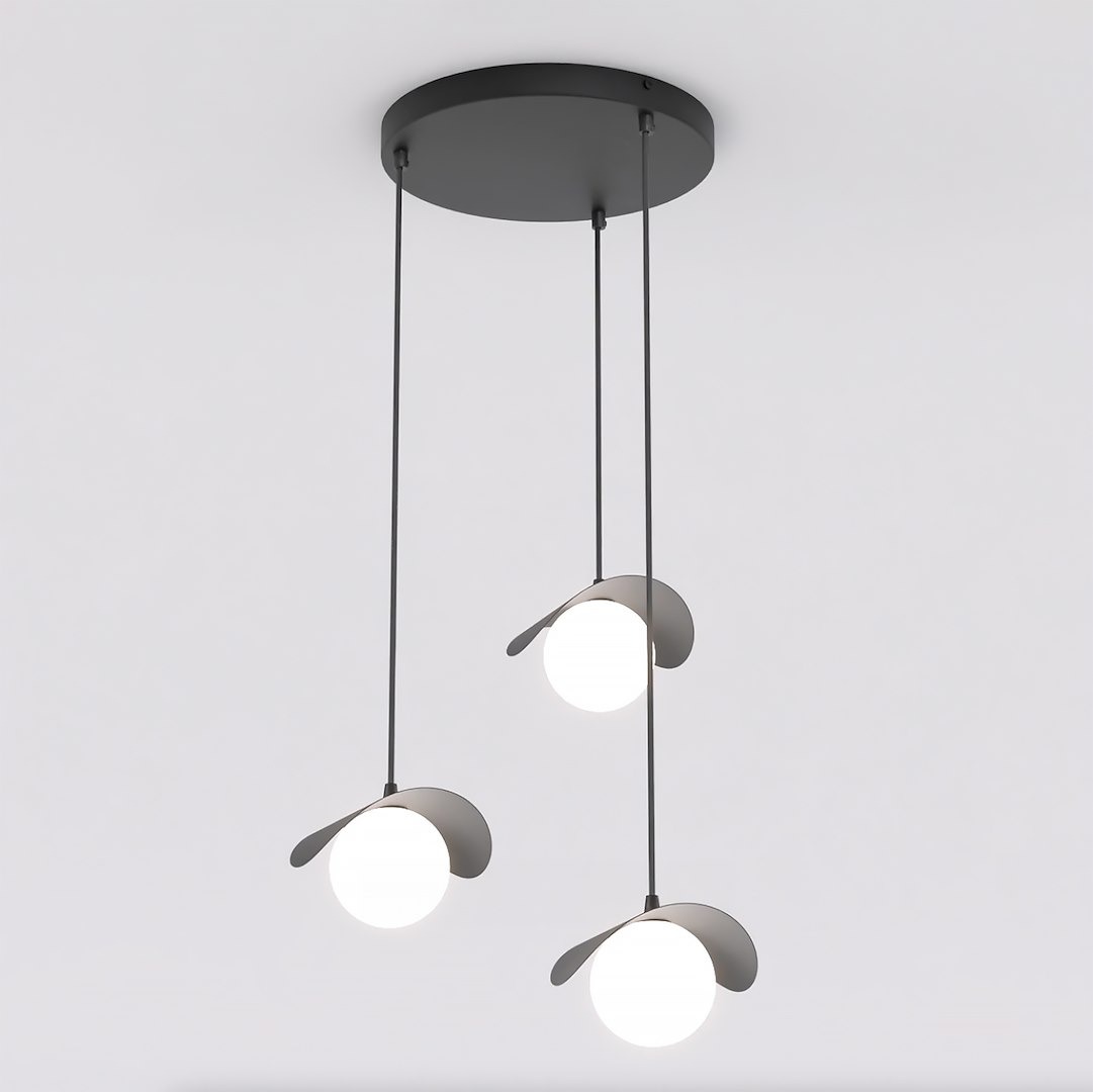 Lampa wisząca Ritual 3xG9 w kolorze czarnym, z trzema okrągłymi źródłami światła zawieszonymi na cienkich linkach. Każde światło otoczone jest dekoracyjnym, metalowym kloszem w formie łuku. Montaż sufitowy, w prostym otoczeniu.
