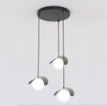 Lampa wisząca Ritual 3xG9 w kolorze czarnym, z trzema okrągłymi źródłami światła zawieszonymi na cienkich linkach. Każde światło otoczone jest dekoracyjnym, metalowym kloszem w formie łuku. Montaż sufitowy, w prostym otoczeniu.