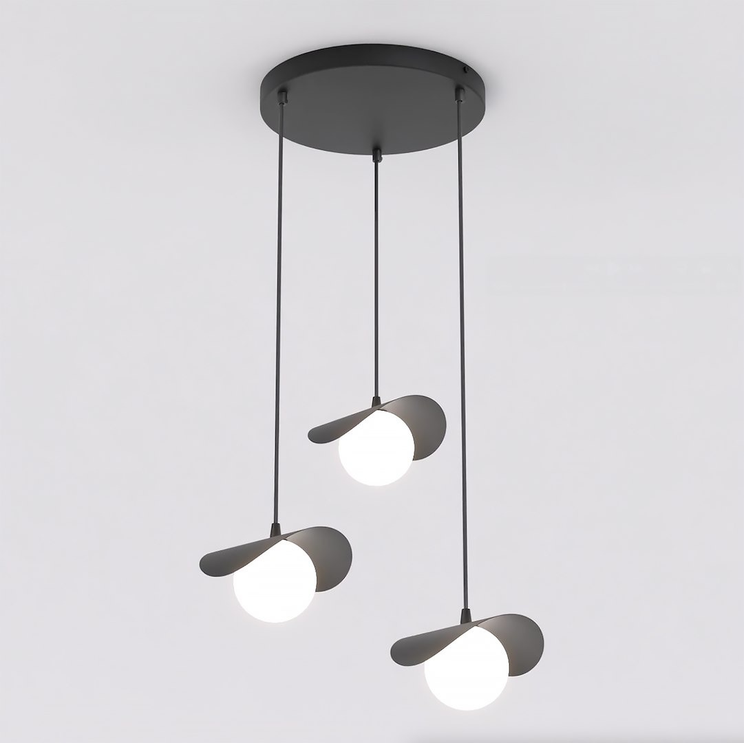 Lampa wisząca Ritual 3xG9 w kolorze czarnym z trzema okrągłymi kloszami z matowego szkła, zawieszona na cienkich linkach. Klosze mają delikatne, faliste metalowe osłony, tworząc nowoczesny design. Ujęcie z góry, na białym tle.