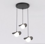 Lampa wisząca Ritual 3xG9 w kolorze czarnym z trzema okrągłymi kloszami z matowego szkła, zawieszona na cienkich linkach. Klosze mają delikatne, faliste metalowe osłony, tworząc nowoczesny design. Ujęcie z góry, na białym tle.