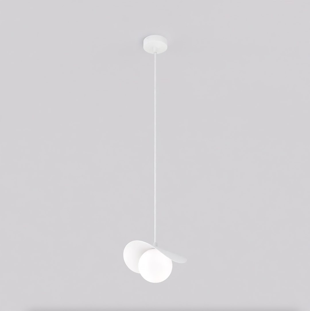 Lampa wisząca Ritual 1xG9 w białym kolorze, z dwoma okrągłymi kloszami i minimalistycznym designem. Zawieszona na cienkim, białym przewodzie, z prostym sufitem. Idealna do nowoczesnych wnętrz.