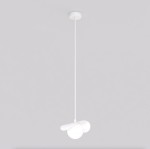 Biała lampa wisząca Ritual z jedną oprawą G9, zawieszona na cienkim, białym kablu. Klosz w kształcie owalnym z dekoracyjnym elementem przypominającym liść, umieszczony na gładkim, okrągłym mocowaniu sufitowym. Tło szare.