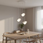 Lampa wisząca Ritual 3xG9 w kolorze białym, składająca się z trzech okrągłych źródeł światła, zawieszona na długich linkach. Znajduje się nad drewnianym stołem w nowoczesnym wnętrzu z roślina w tle.