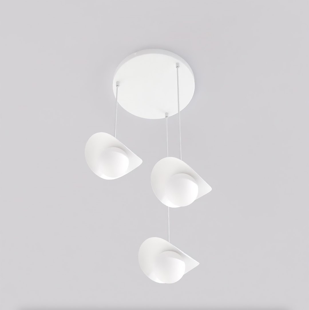 Lampa wisząca Ritual 3xG9 w kolorze białym, składająca się z trzech asymetrycznych kloszy zawieszonych na cienkich linkach, zamocowanych do okrągłej podstawy sufitowej. Prosty, nowoczesny design, idealna do wnętrz.