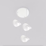Lampa wisząca Ritual 3xG9 w kolorze białym, składająca się z trzech asymetrycznych kloszy zawieszonych na cienkich linkach, zamocowanych do okrągłej podstawy sufitowej. Prosty, nowoczesny design, idealna do wnętrz.