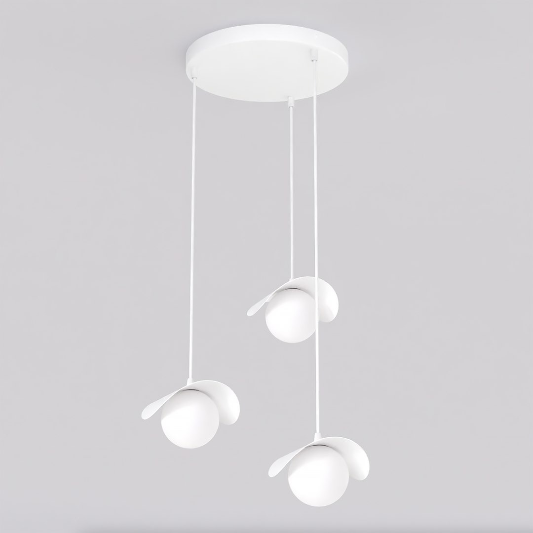 Lampa wisząca Ritual 3xG9 w kolorze białym, z trzema okrągłymi kloszami zawieszonymi na cienkich linkach. Klosze mają delikatne, zaokrąglone osłony, wiszące z okrągłego sufitu. Prosty, nowoczesny design, idealna do minimalistycznych wnętrz.