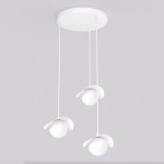 Lampa wisząca Ritual 3xG9 w kolorze białym, z trzema okrągłymi kloszami zawieszonymi na cienkich linkach. Klosze mają delikatne, zaokrąglone osłony, wiszące z okrągłego sufitu. Prosty, nowoczesny design, idealna do minimalistycznych wnętrz.