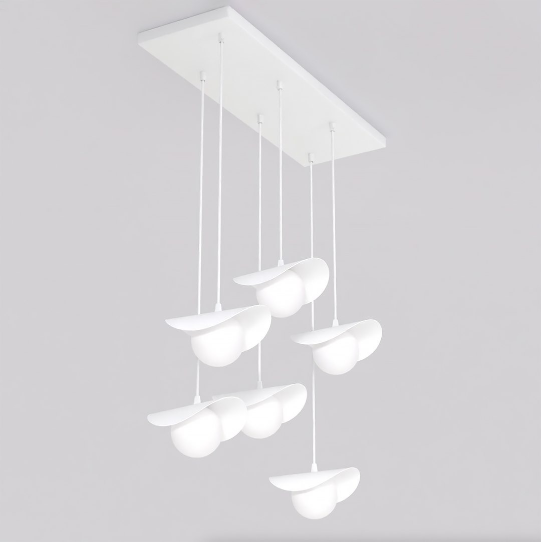 Lampa wisząca Ritual 1584/6 w białym kolorze, z sześcioma oprawami G9, zawieszona na białym panelu sufitowym. Każda oprawa ma kształt półkulisty z płaskimi brzegami, zwisające na cienkich linkach. Tło w odcieniu szarym.