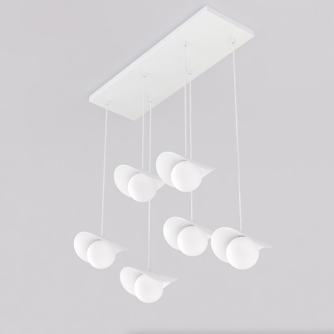 Lampa wisząca Ritual 6xG9 w kolorze białym, składająca się z sześciu okrągłych kloszy zawieszonych na cienkich linkach, mocowanych do prostokątnej podstawy. Ujęcie z góry, na jednolitym tle.