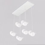 Lampa wisząca Ritual 6xG9 w kolorze białym, składająca się z sześciu okrągłych kloszy zawieszonych na cienkich linkach, mocowanych do prostokątnej podstawy. Ujęcie z góry, na jednolitym tle.