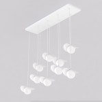 Lampa wisząca Ritual 9xG9 w kolorze białym z prostokątnym stelażem. Posiada dziewięć okrągłych kloszy zawieszonych na cienkich linkach. Klosze mają delikatne, zaokrąglone kształty, co nadaje lampie nowoczesny wygląd.