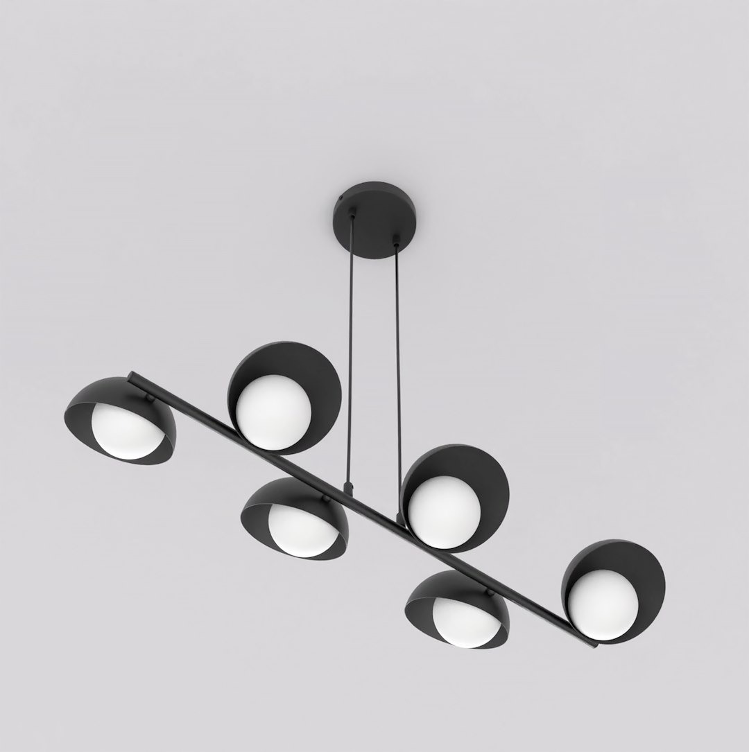 Czarna lampa wisząca Boom z sześcioma kloszami G9, zawieszona na dwóch cienkich linkach. Klosze mają okrągłe białe żarówki, umieszczone na poziomej listwie. Lampa montowana sufitowo, z prostym, nowoczesnym designem.