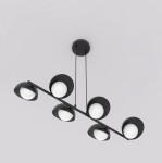 Czarna lampa wisząca Boom z sześcioma kloszami G9, zawieszona na dwóch cienkich linkach. Klosze mają okrągłe białe żarówki, umieszczone na poziomej listwie. Lampa montowana sufitowo, z prostym, nowoczesnym designem.
