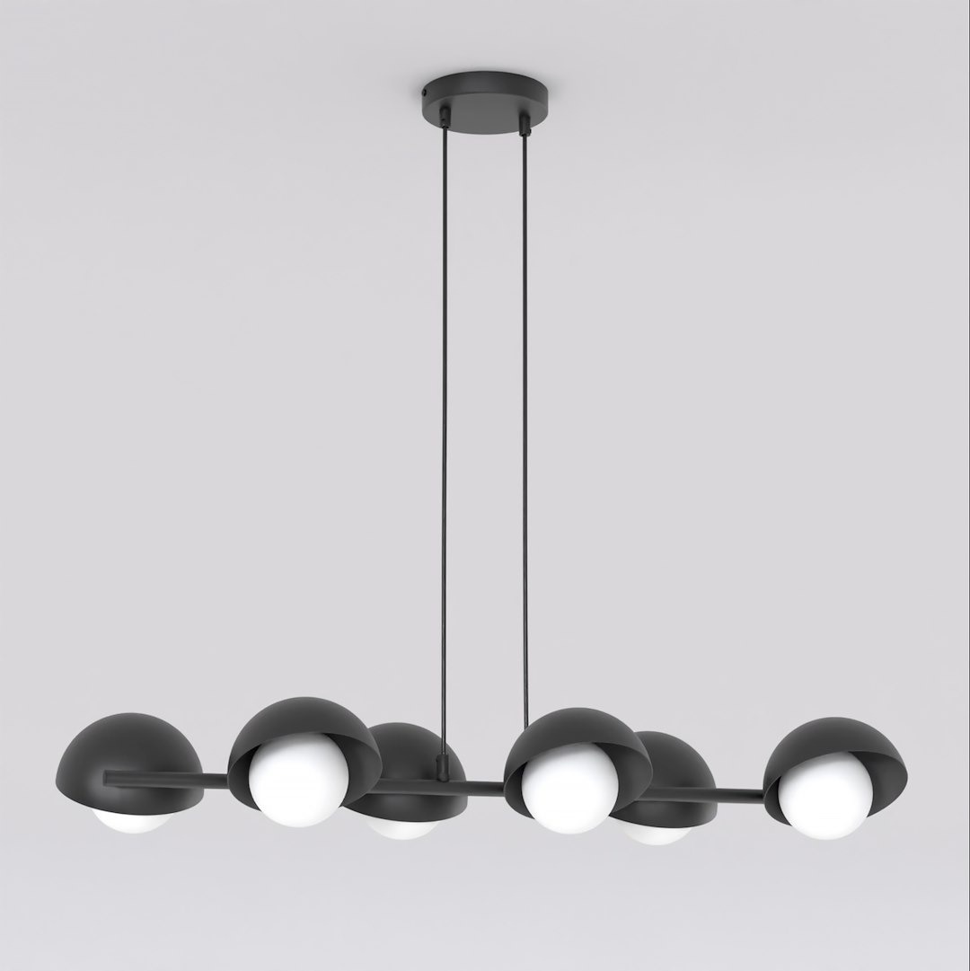 Lampa wisząca Boom 6xG9 w kolorze czarnym, z sześcioma okrągłymi kloszami w białym kolorze, zawieszona na dwóch cienkich linkach. Montaż sufitowy, nowoczesny design. Tło proste, białe.
