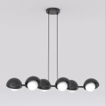 Lampa wisząca Boom 6xG9 w kolorze czarnym, z sześcioma okrągłymi kloszami w białym kolorze, zawieszona na dwóch cienkich linkach. Montaż sufitowy, nowoczesny design. Tło proste, białe.