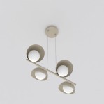 Lampa wisząca Boom w kolorze mokka z czterema kloszami G9. Klosze mają okrągły kształt, zawieszone na cienkich linkach, montowane do sufitu. Całość ma minimalistyczny design, idealna do nowoczesnych wnętrz. Tło jednolite, jasne.