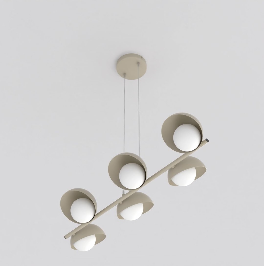 Lampa wisząca Boom w kolorze mokka z sześcioma kloszami, każdy z białą, okrągłą żarówką G9. Produkt zawieszony na cienkich linkach, z prostą, poziomą konstrukcją. Tło jasne, podkreślające elegancki design lampy.