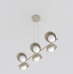 Lampa wisząca Boom w kolorze mokka z sześcioma kloszami, każdy z białą, okrągłą żarówką G9. Produkt zawieszony na cienkich linkach, z prostą, poziomą konstrukcją. Tło jasne, podkreślające elegancki design lampy.
