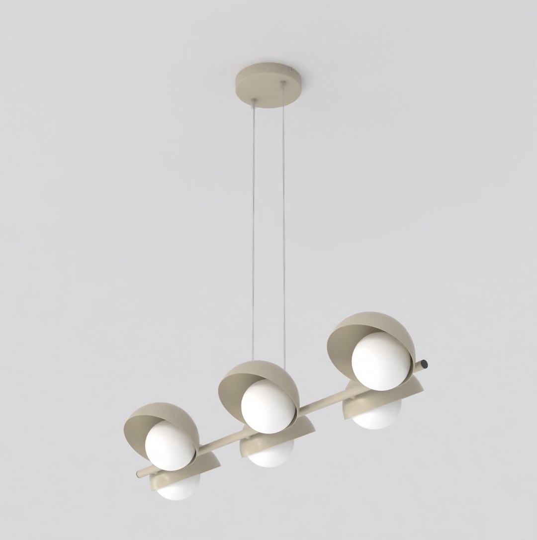 Lampa wisząca Boom 6xG9 w kolorze mokka, z metalowymi kloszami w kształcie półkul i białymi żarówkami, zawieszona na cienkich linkach. Klosze ustawione na poziomej belce, w prostej, nowoczesnej formie, na jasnym tle.