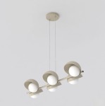 Lampa wisząca Boom 6xG9 w kolorze mokka, z metalowymi kloszami w kształcie półkul i białymi żarówkami, zawieszona na cienkich linkach. Klosze ustawione na poziomej belce, w prostej, nowoczesnej formie, na jasnym tle.