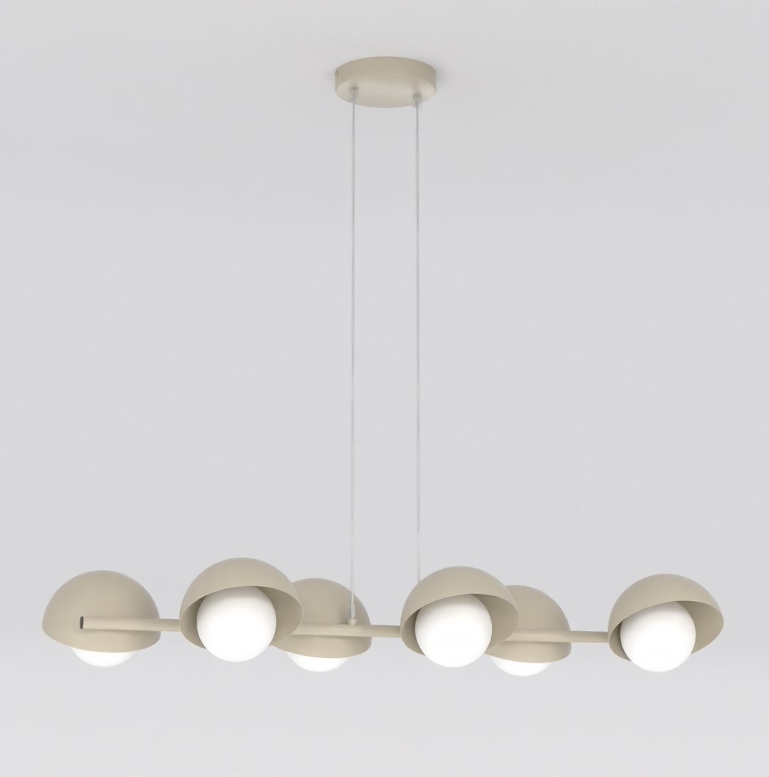 Lampa wisząca Boom w kolorze mokka, z sześcioma oprawkami na żarówki G9. Ma okrągłe klosze w formie półkul, zawieszona na cienkich linkach, z zamontowanym okrągłym stelażem sufitowym. Prosta, nowoczesna forma, na jasnym tle.