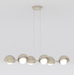 Lampa wisząca Boom w kolorze mokka, z sześcioma oprawkami na żarówki G9. Ma okrągłe klosze w formie półkul, zawieszona na cienkich linkach, z zamontowanym okrągłym stelażem sufitowym. Prosta, nowoczesna forma, na jasnym tle.