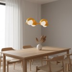 Lampa wisząca Boom 4xG9 w kolorze pomarańczowym, zawieszona nad drewnianym stołem. Posiada okrągłe klosze z białym wykończeniem. Otoczenie to nowoczesne wnętrze z jasnymi zasłonami i minimalistycznymi meblami.