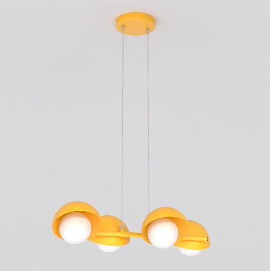 Lampa wisząca Boom w kolorze pomarańczowym z czterema źródłami światła G9. Produkt zawieszony na cienkich linkach, z okrągłymi kloszami, tworzącymi nowoczesny design. Widoczny sufitowy element montażowy.