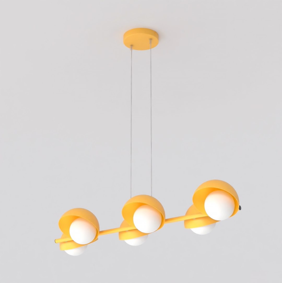 Lampa wisząca Boom 6xG9 w kolorze pomarańczowym, z sześcioma okrągłymi kloszami, zawieszona na cienkich linkach. Klosze mają matowe wykończenie, a całość zamocowana do okrągłej podstawy sufitowej. Idealna do nowoczesnych wnętrz.