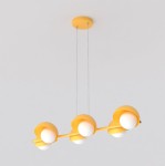 Lampa wisząca Boom 6xG9 w kolorze pomarańczowym, z sześcioma okrągłymi kloszami, zawieszona na cienkich linkach. Klosze mają matowe wykończenie, a całość zamocowana do okrągłej podstawy sufitowej. Idealna do nowoczesnych wnętrz.