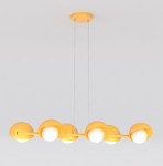 Pomarańczowa lampa wisząca z sześcioma kloszami na żarówki G9, zawieszona na cienkich linkach. Klosze mają półkulisty kształt, z białymi, okrągłymi żarówkami wewnątrz, zamontowana na okrągłym, pomarańczowym stropie.