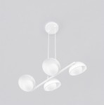 Lampa wisząca Boom 4xG9 w kolorze białym, z czterema okrągłymi kloszami zawieszonymi na poziomej rurze. Ujęcie z góry, prezentujące elegancki, minimalistyczny design. Idealna do nowoczesnych wnętrz.