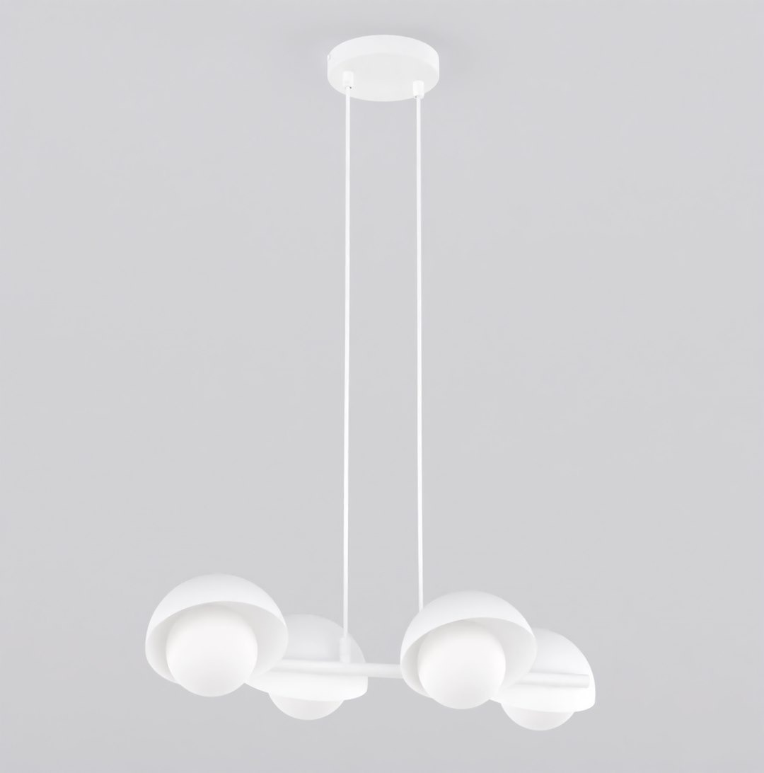 Lampa wisząca Boom 4xG9 w kolorze białym z czterema okrągłymi kloszami. Zawieszona na dwóch cienkich linkach, montowana do sufitu, z minimalistycznym, okrągłym mocowaniem. Tło jasnoszare, podkreślające elegancki design.