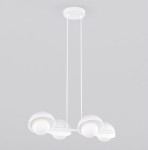Lampa wisząca Boom 4xG9 w kolorze białym z czterema okrągłymi kloszami. Zawieszona na dwóch cienkich linkach, montowana do sufitu, z minimalistycznym, okrągłym mocowaniem. Tło jasnoszare, podkreślające elegancki design.