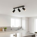 Lampa sufitowa Lucerno w kolorze czarnym z trzema reflektorami GU10, zamontowana na prostokątnej podstawie. Ujęcie z góry, w nowoczesnej kuchni, z białymi ścianami i dużym oknem w tle.