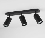 Lampa sufitowa Lucerno w kolorze czarnym z trzema reflektorami GU10. Reflektory o cylindrycznym kształcie z rowkowaną powierzchnią zamontowane na prostokątnej, czarnej podstawie. Ujęcie z dołu, ukazujące całość konstrukcji.