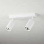 Lampa sufitowa Lucerno z dwoma reflektorami, w kolorze białym. Posiada cylindryczne klosze z teksturowanej powierzchni, zamontowane na prostokątnej podstawie. Klosze są skierowane w różnych kierunkach, co umożliwia kierunkowe oświetlenie.