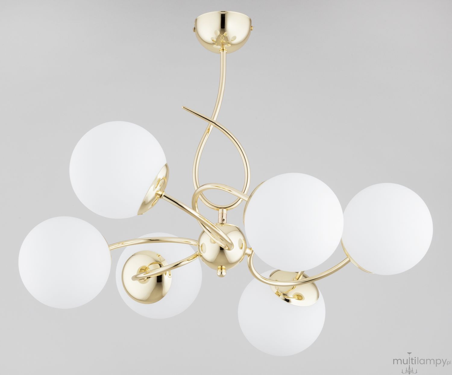 Lampa wisząca Tornado w kolorze złotym z sześcioma kulistymi kloszami z matowego szkła. Produkt zawieszony, z eleganckim, zakrzywionym ramieniem, idealny do nowoczesnych wnętrz. Wymiary i detale montażowe niewidoczne.