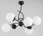 Lampa wisząca Tornado z sześcioma kloszami E14 w kształcie białych kul, osadzona na czarnych, falistych ramionach. Ujęcie z dołu, ukazujące detal konstrukcji oraz rozłożenie kloszy. Tło jasne, jednolite.