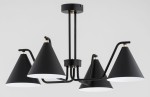 Czarna lampa sufitowa Atlas z czterema kloszami w kształcie stożka, na metalowej konstrukcji z elementami w kolorze złotym. Klosze mają białe wnętrza, co zapewnia lepsze rozproszenie światła. Produkt zawieszony na dwóch rurkach, widok z boku.