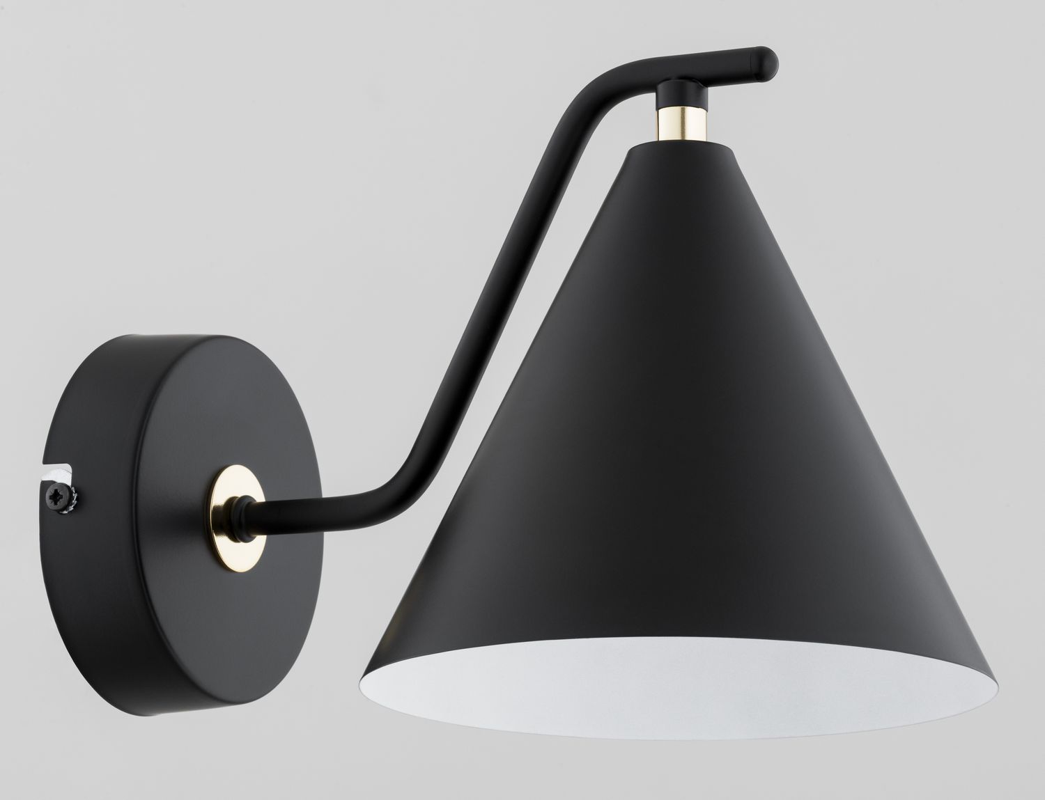 Kinkiet Atlas 1xE27 w kolorze czarnym z metalowym kloszem w kształcie stożka, zawieszony na czarnej, prostokątnej podstawie. Elementy wykończeniowe w kolorze złotym, widoczny przewód i mocowanie. Produkt montowany na ścianie, w ujęciu frontalnym.