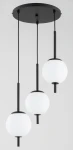 Lampa wisząca Diora w kolorze czarnym z trzema kulistymi kloszami z białego szkła. Produkt zawieszony na długich przewodach, z okrągłą podsufitką. Wymiary kloszy są jednorodne, a całość ma nowoczesny, minimalistyczny design.