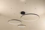 Lampa wisząca LED Hodo w kolorze czarnym, z trzema okrągłymi pierścieniami w różnych rozmiarach (40/60/80 cm), zawieszona na cienkich linkach. Produkt z pilotem, idealny do nowoczesnych wnętrz. Montaż sufitowy, minimalistyczny design.