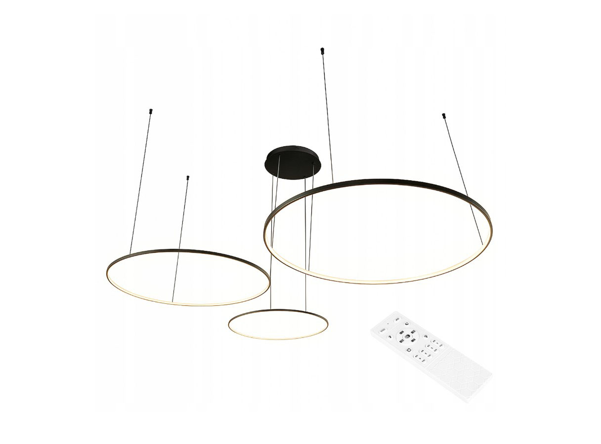 Lampa wisząca LED Hodo w kolorze czarnym, o trzech okrągłych pierścieniach w różnych średnicach (40/60/80 cm), zawieszona na cienkich linkach. W zestawie pilot do zdalnego sterowania. Proste tło podkreśla jej nowoczesny design.