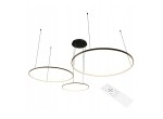 Lampa wisząca LED Hodo w kolorze czarnym, o trzech okrągłych pierścieniach w różnych średnicach (40/60/80 cm), zawieszona na cienkich linkach. W zestawie pilot do zdalnego sterowania. Proste tło podkreśla jej nowoczesny design.