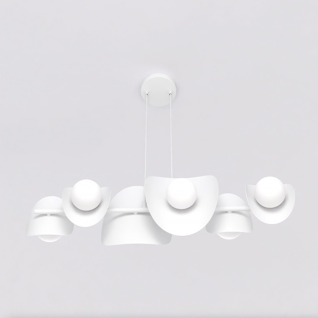 Lampa wisząca Elementi 6xG9 w białym kolorze, składająca się z pięciu asymetrycznych kloszy z zaokrąglonymi krawędziami i okrągłymi żarówkami. Zawieszona na białych linkach, montowana na suficie. Tło jednolite, jasne.