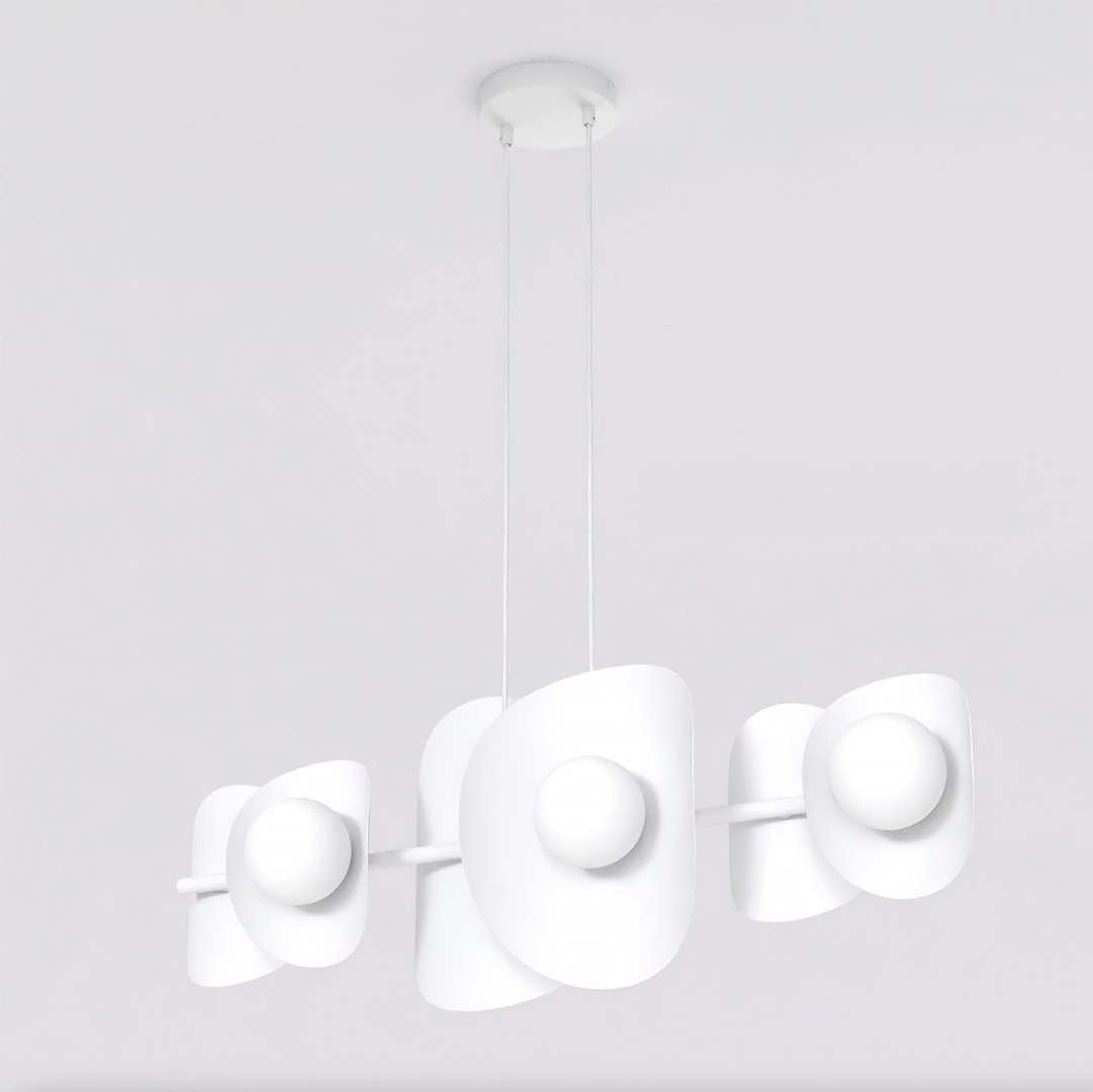 Lampa wisząca Elementi 6xG9 w kolorze białym, złożona z trzech asymetrycznych kloszy z okrągłymi źródłami światła. Zawieszona na cienkich linkach, montowana do sufitu. Proste tło podkreśla nowoczesny design lampy.